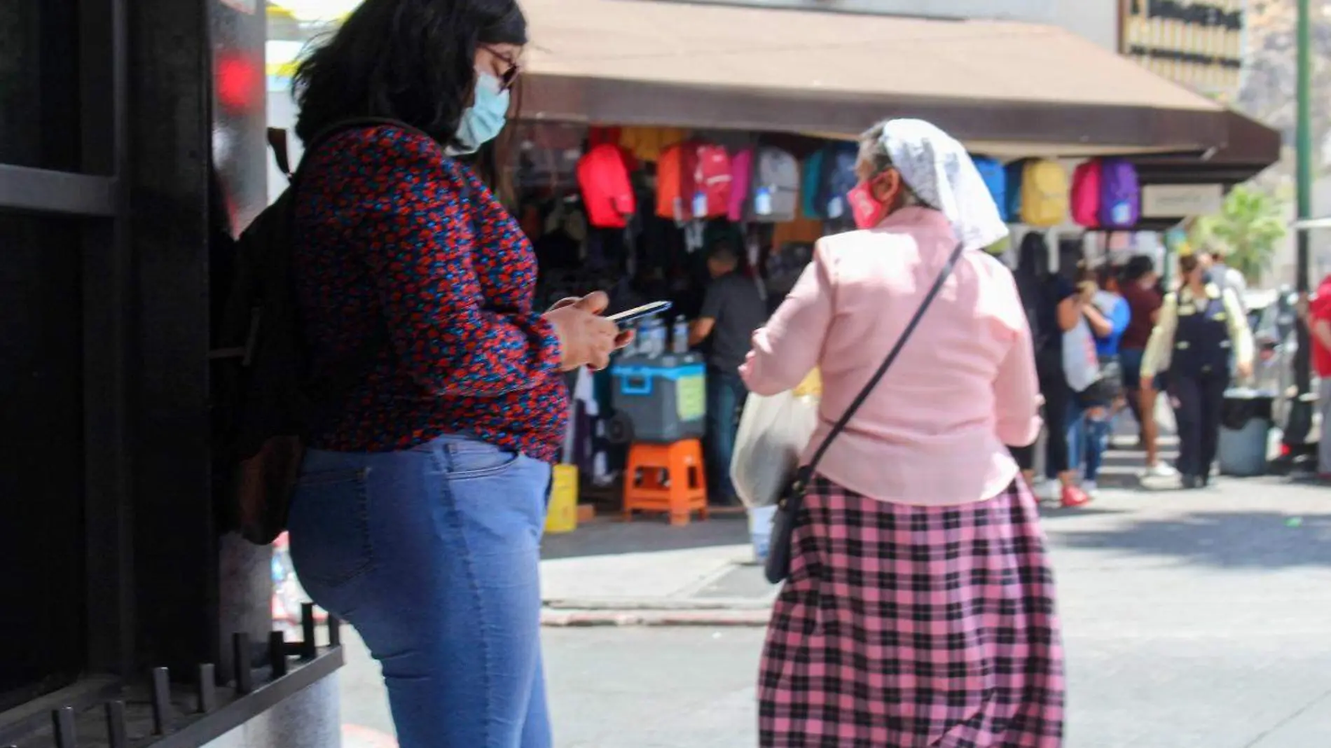 personas centro calles celular covid cubrebocas